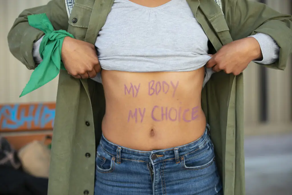 aborto-mulher-protestando
